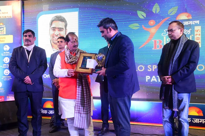 Dr. Sinha receiving Gold Medal — Bihar Orthopedic Association